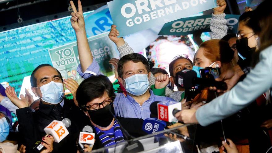 El electo gobernador, Claudio Orrego, celebra su victoria en Santiago de Chile, 13 de junio de 2021. (Foto: Efe)