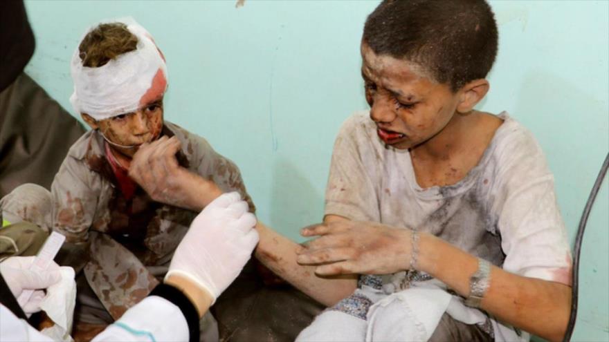 Un médico trata a los niños yemeníes heridos por un ataque aéreo de la coalición saudí, en Saada, Yemen, el 9 de agosto de 2018. (Foto: Reuters)