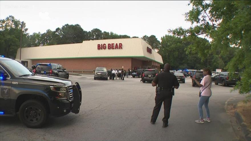 La Policía de DeKalb, en Georgia, presente en el lugar del tiroteo ocurrido por una discusión sobre el uso de la mascarilla facial dentro de una tienda, 14 de junio 2021. 