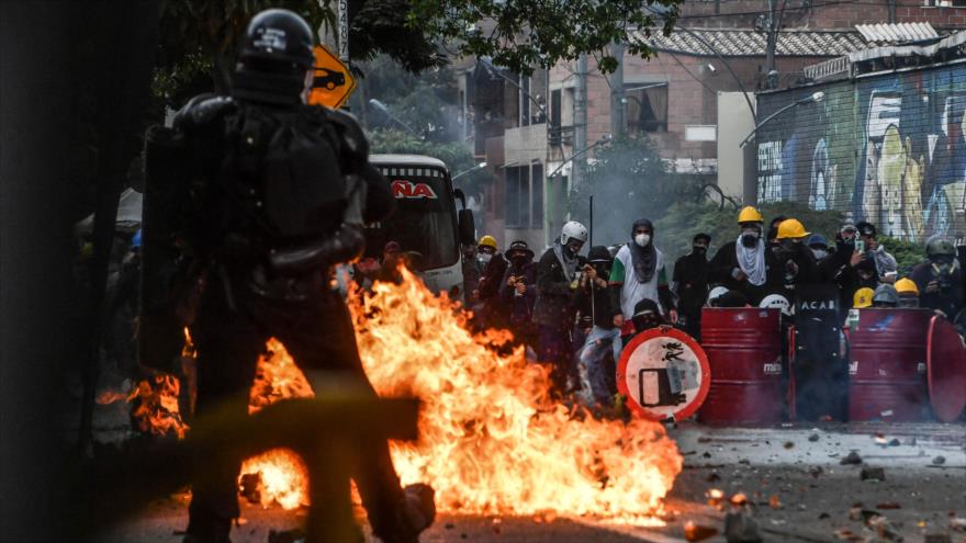 Manifestantes chocan con la policía antidisturbios en una protesta antigubernamental en Medellín, Colombia, 2 de junio de 2021. (Foto: AFP)