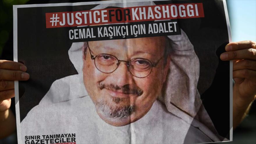 En el marco del segundo aniversario de su asesinato, un manifestante sostiene un cartel de Jamal Khashoggi, 2 de octubre de 2020. (Foto: AFP)