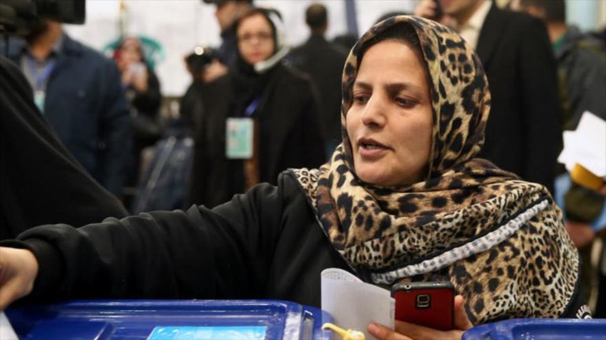Una mujer vota en los comicios parlamentarios en un centro de votación en Teherán, capital de Irán, 21 de febrero de 2020.