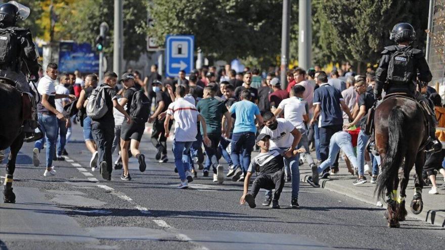 Vídeo: Fuerzas israelíes atacan a los palestinos en Al-Quds