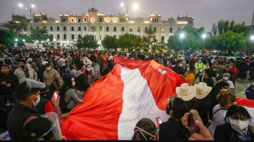 Seguidores del aspirante presidencial de izquierda peruano Pedro Castillo, se manifiestan en Lima, capital peruana, el 12 de junio de 2021. (Foto: AFP)