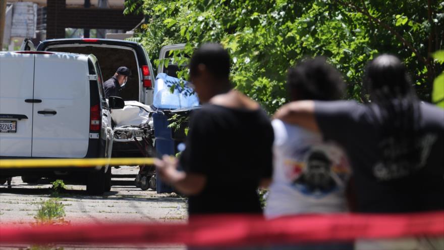 La escena de un masivo tiroteo registrado en el área de Englewood en Chicago (EE.UU.), 15 de junio de 2021. (Foto: AFP)