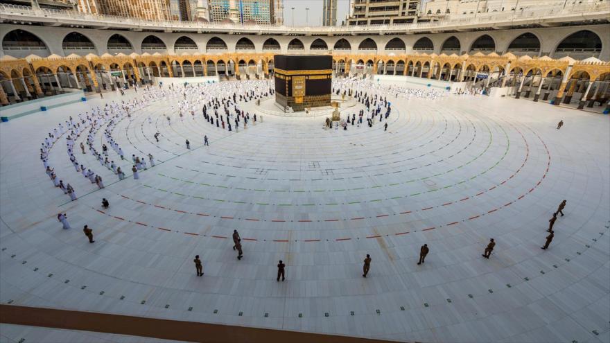 Peregrinos musulmanes rezan frente a la Kaaba en la ciudad santa de La Meca, Arabia Saudí, en ceremonia de Hach, 31 de julio de 2020.