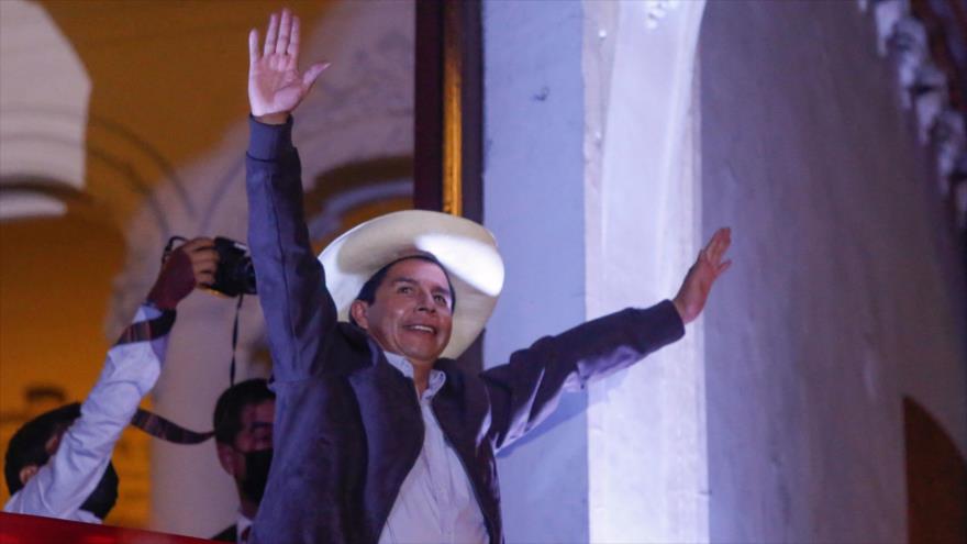 Candidato presidencial de Perú Pedro Castillo saluda a sus simpatizantes desde la sede de su partido en Lima, capital, 15 de junio de 2021. (Foto: AFP)