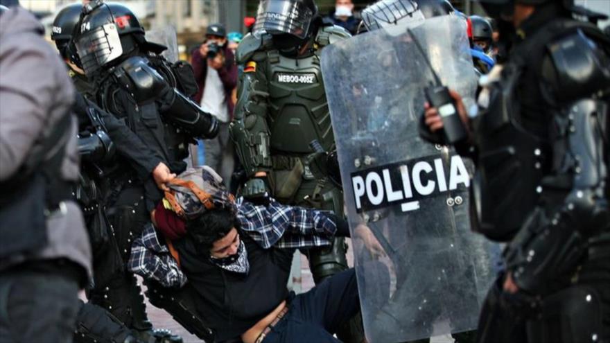 Fuerzas de seguridad arrestan a un manifestante durante una protesta en Colombia. (Foto: Reuters)