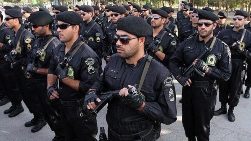 Efectivos de la Fuerza Disciplinaria de Irán participando en un desfile militar.
