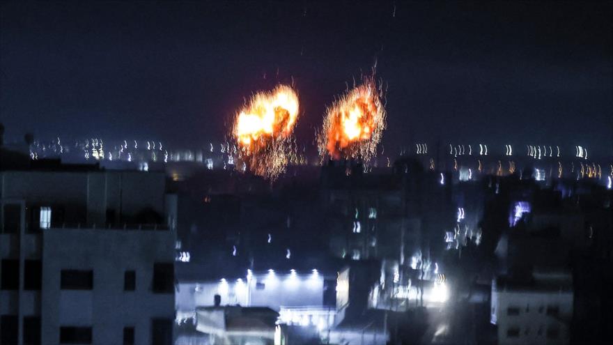  Explosiones iluminan el cielo de la ciudad de Gaza tras un bombardeo israelí, 16 de junio de 2021. (Fuente: AFP)
