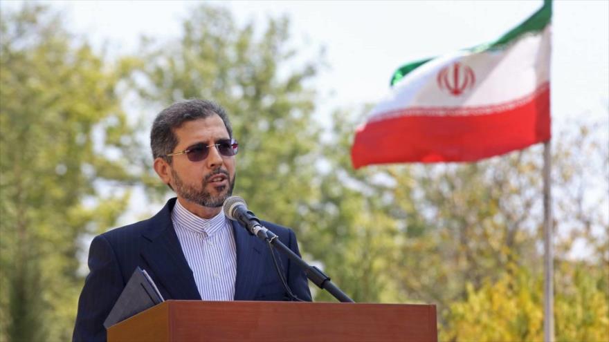 El portavoz de la Cancillería iraní, Said Jatibzade, habla con la prensa en Teherán. (Foto: Tasnim)