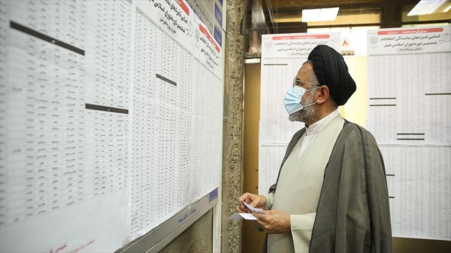 El ministro iraní de Inteligencia, Mahmud Alavi, participa en las elecciones presidenciales de Irán en Teherán, la capital, 18 de junio de 2021. (Foto: YJC)