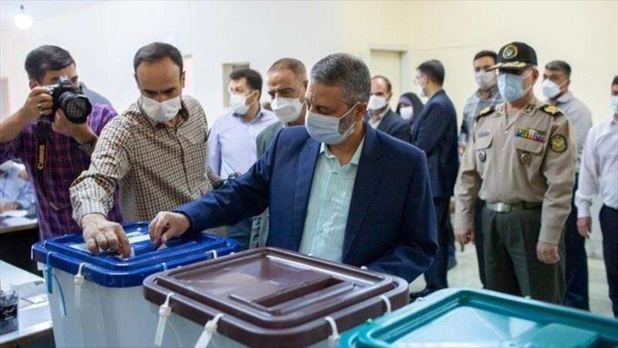 El comandante en jefe del Ejército de Irán, el general de división Seyed Abdolrahim Musavi, participa en las elecciones presidenciales de Irán, 18 de junio de 2021.