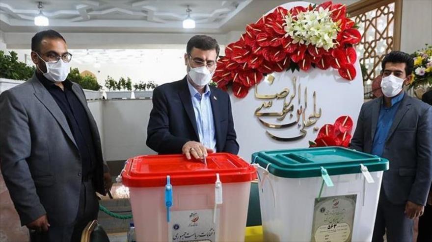 El candidato a la Presidencia iraní, Amir Hosein Qazizade Hashemi, vota en un centro electoral en Mashad, 18 de junio de 2021. (Foto: Tasnim)