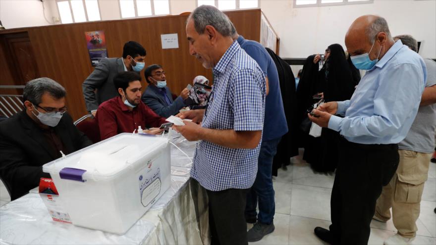 Los iraníes emiten su voto en las elecciones en un colegio electoral dentro de la embajada iraní en Bagdad, capital iraquí, 18 de junio de 2021. (Foto: AFP)