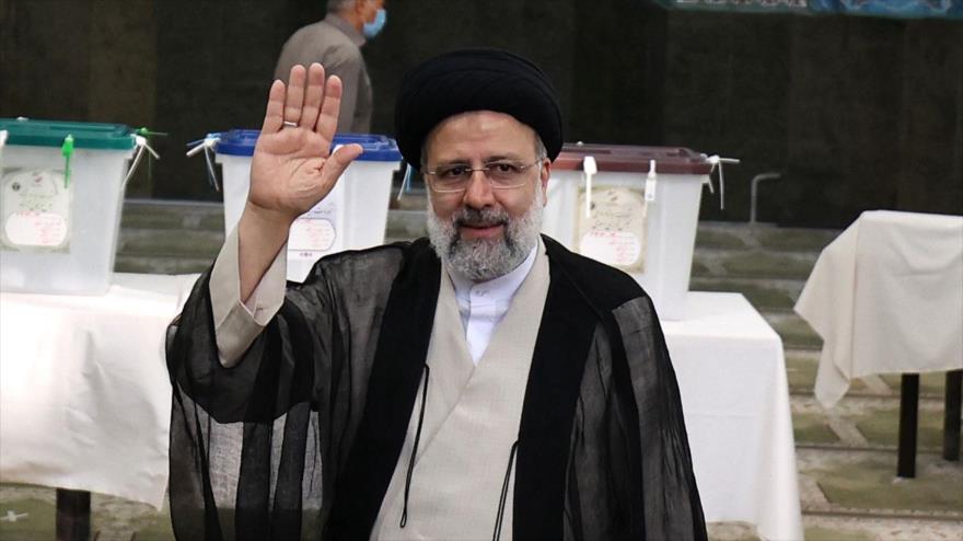 El candidato a la Presidencia de Irán Seyed Ebrahim Raisi tras emitir su voto en un colegio en Shahr-e Rey, sur de Teherán, 18 de junio de 2021. 