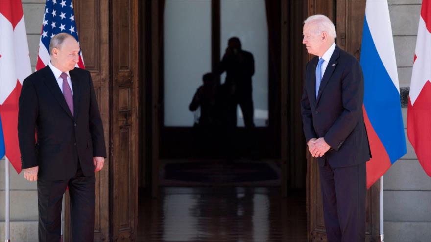 El presidente de EE.UU., Joe Biden (dcha.), y su par ruso, Vladimir Putin, antes de una reunión en Ginebra (Suiza), 16 de junio de 2021. (Foto: AFP)