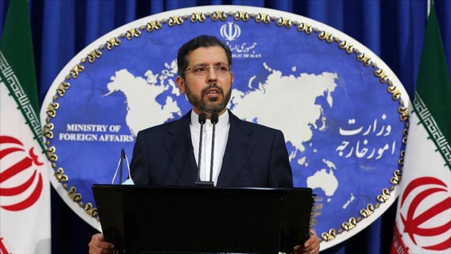 El portavoz de la Cancillería de Irán, Said Jatibzade, ofrece una rueda de prensa en Teherán, la capital iraní.
