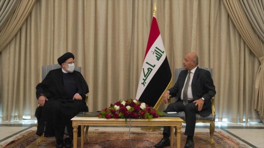 El presidente electo de Irán, Seyed Ebrahim Raisi, junto al mandatario iraquí, en Bagdad, capital de Irak, 10 de febrero de 2021.