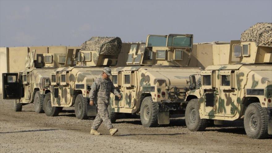 Varios vehículos militares enfilados en la Base Victoria de EE.UU. en Bagdad, capital de Irak. (Foto: AP)
