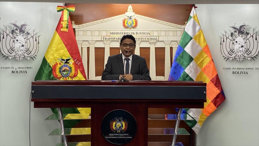El ministro de Justicia de Bolivia, Iván Lima, habla en una conferencia de prensa.