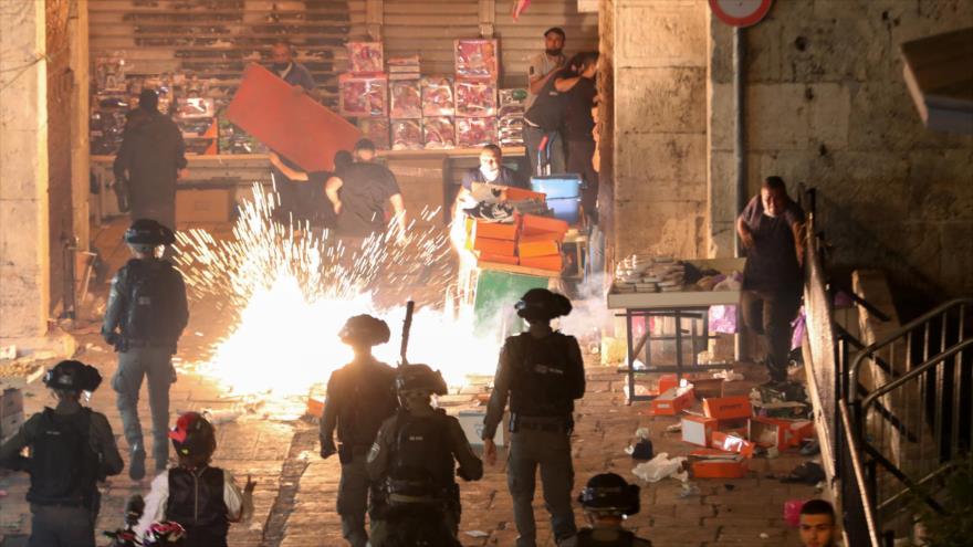 La policía israelí dispara una granada paralizante durante contra los palestinos en la Puerta de Damasco, en Al-Quds. 9 de mayo de 2021. (Foto: Reuters)