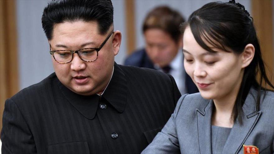 El líder de Corea del Norte, Kim Jong-un, y su hermana Kim Yo-jong (drcha.).