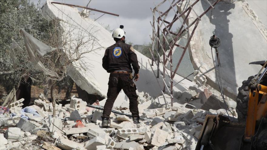 Un miembro de los llamados “cascos blancos” en una aldea en el sur de Idlib, Siria, 2 de noviembre de 2019 (Foto: AFP)