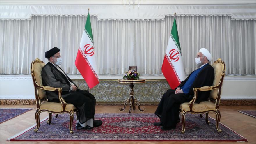 El presidente electo de Irán, Ebrahim Raisi (izda.), y el mandatario saliente, Hasan Rohani, en Teherán, 23 de junio de 2021. (Foto: President.ir)