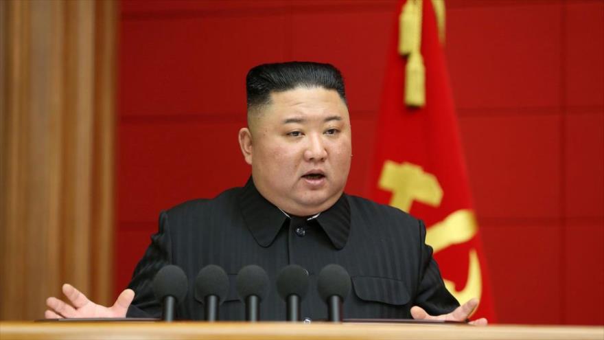 Líder norcoreano, Kim Jong-u, ofrece un discurso en un cumbre de comités del Partido de la ciudad y del condado en Pyongyang, Corea del Norte, 7 de marzo de 2021. (Foto: KCNA)