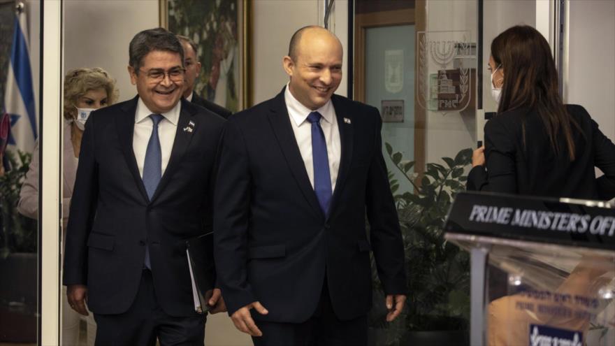 El primer ministro israelí, Naftali Bennett, y el presidente hondureño, Juan Orlando Hernández, en la oficina del primer ministro, en Jerusalén, 24 de junio de 2021. (Foto: AFP)