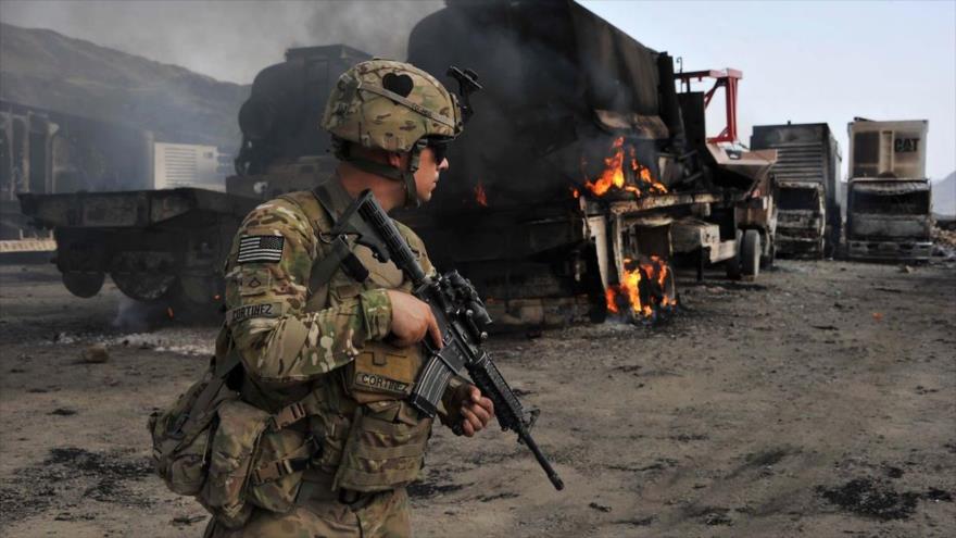 Un soldado estadounidense inspecciona el lugar de un ataque suicida en la provincia de Nangarhar (Afganistán), en la frontera con Pakistán.