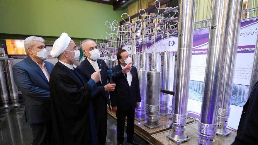 El presidente iraní, Hasan Rohani, (2.º izq.) revisa los logros nucleares del país, Teherán.