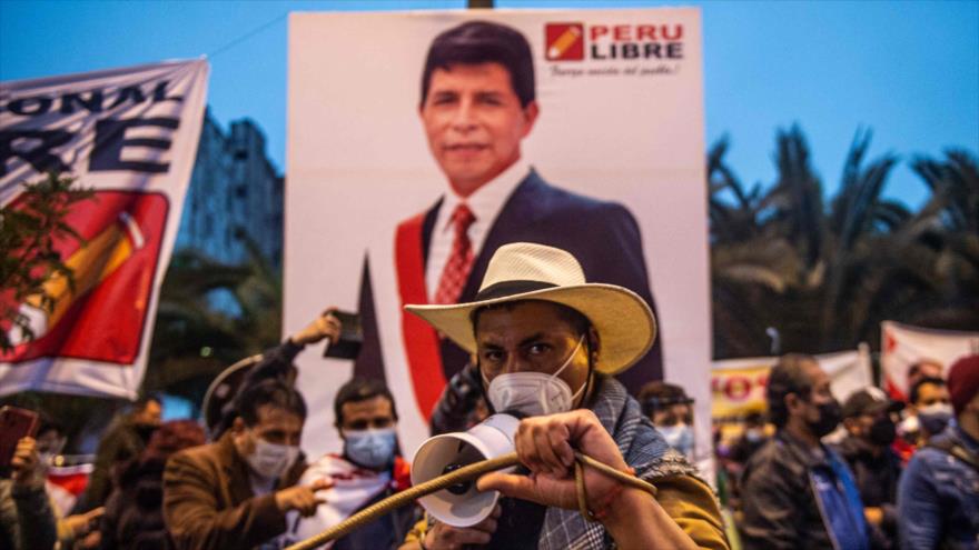 Partidarios del candidato presidencial peruano Pedro Castillo marchan en Lima, 19 de junio de 2021. (Foto: AFP)