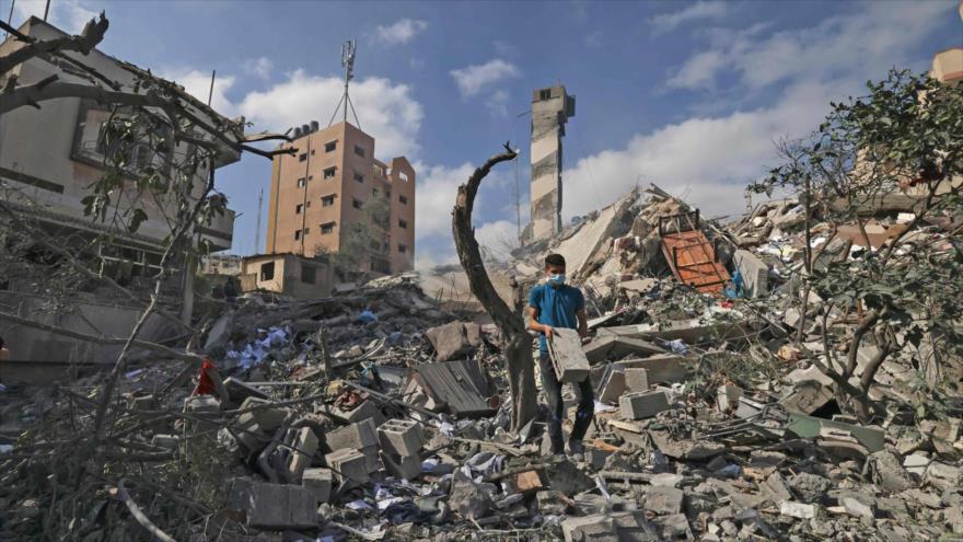 Un palestino entre los escombros de un edificio destruido en un ataque aéreo israelí en la ciudad de Gaza. (Foto: AFP)