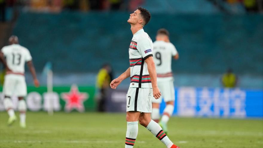 Vídeo: Cristiano Ronaldo patea su brazalete tras perder la Eurocopa