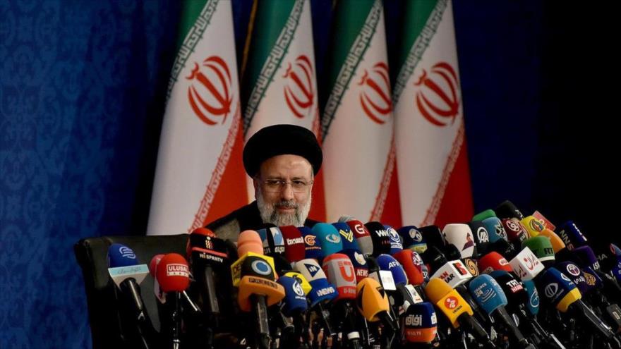 El presidente electo de Irán, Seyed Ebrahim Raisi, en una rueda de prensa tras su victoria en las elecciones, 21 de junio de 2021. (Foto: shafaqna)