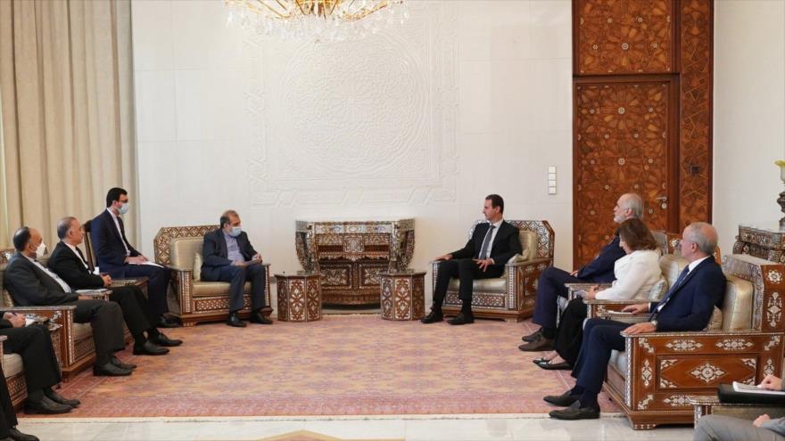 El presidente de Siria, Bashar al-Asad, recibe al asesor del canciller iraní para Asuntos Políticos, Ali Asqar Jayi, en Damasco, 28 de junio de 2021.