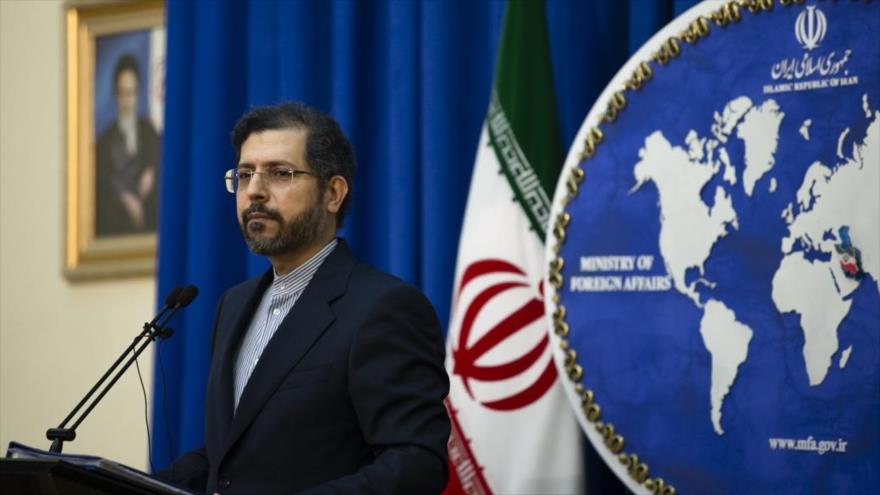 El portavoz de la Cancillería iraní, Said Jatibzade, habla en una rueda de prensa en Teherán, 28 de junio de 2021. (Foto: Fars)