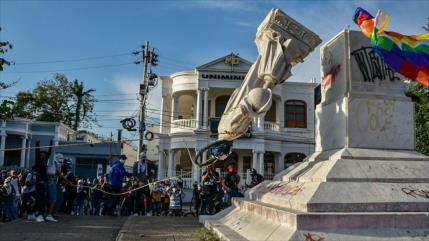 Vídeo: Manifestantes colombianos derriban estatua de Cristóbal Colón