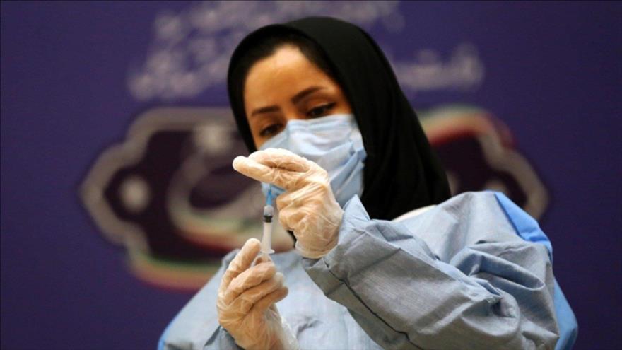 Una enfermera iraní esta preparando una vacuna contra la COVID-19.