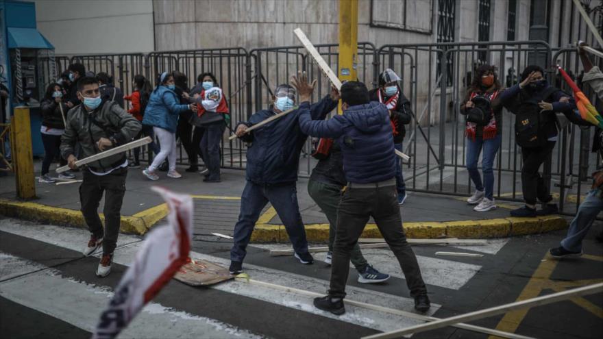 Miembros del grupo fujimorista denominado “La Resistencia” se enfrentan a los simpatizantes de Pedro Castillo a las afueras del Jurado Nacional de Elecciones (JNE) en Lima, 24 de junio de 2021. (Foto: EFE)