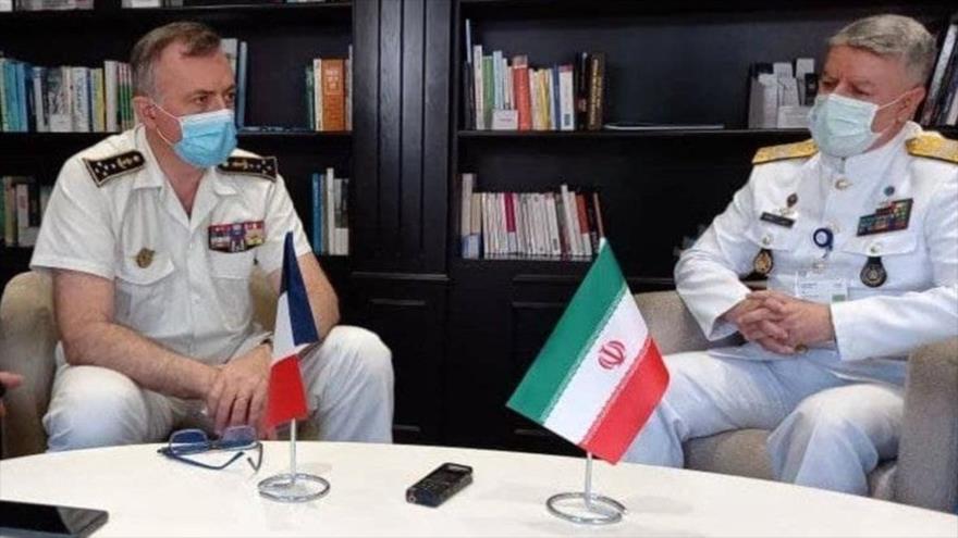 El comandante de la Fuerza Naval del Ejército iraní, el almirante Hosein Janzadi y el jefe de personal de la Marina francesa, Pierre Vandier, 30 de junio de 2021.