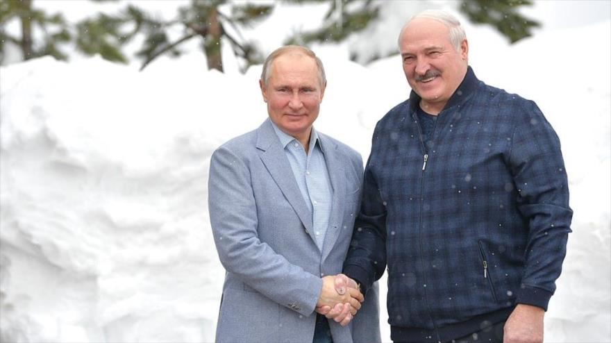 El presidente ruso, Vladimir Putin (izda.), y su homólogo bielorruso, Alexander Lukashenko.