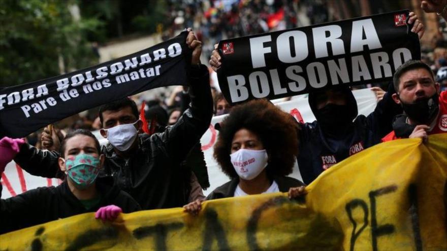 Manifestantes contra el presidente Bolsonaro marcharon el Porto Alegre, sur de Brasi. (Foto:Reuters)