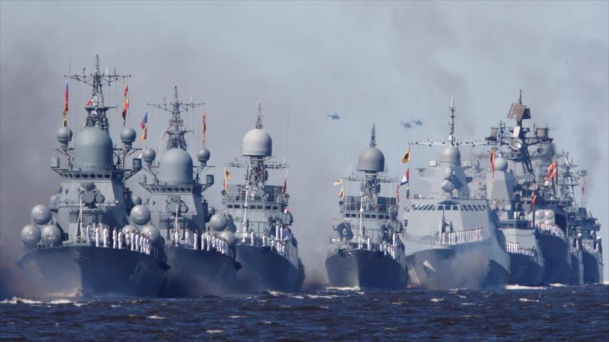 Buques de la Armada Rusa en un desfile en Kronshtadt, cerca de San Petersburgo, 29 de julio de 2018. (Foto: Getty images)