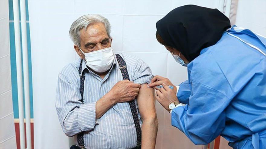 Un hombre iraní recibe la vacuna contra el coronavirus, causante de la COVID-19. (Foto: Tasnim)