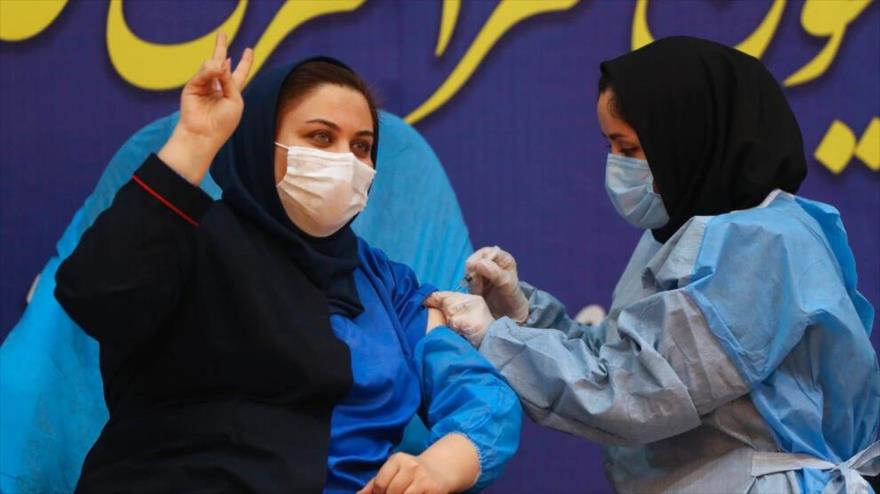 Una enfermera iraní muestra un signo de victoria mientras recibe una vacuna contra el coronavirus en el Hospital Imam Jomeini en Teherán, 9 de febrero de 2021.