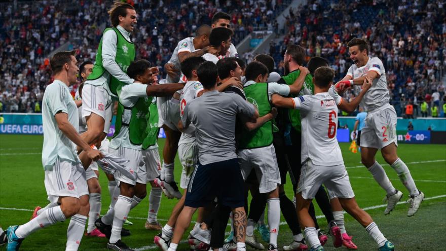 Los jugadores españoles celebran tras vencer a Suiza en los penaltis en cuartos de final de Eurocopa en San Petersburgo, 2 de julio de 2021. (Foto: AFP)