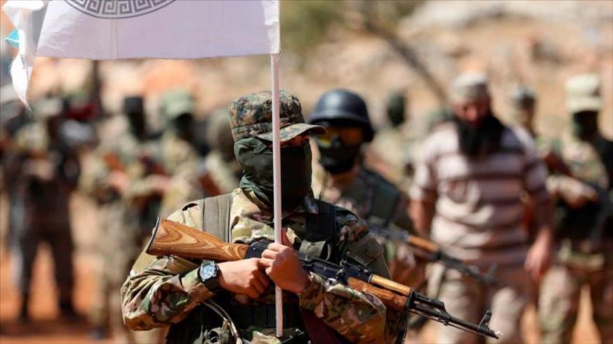Miembros del grupo terrorista Hayat Tahrir Al-Sham (HTS) en un campamento militar en la provincia siria de Idlib, 14 de agosto de 2018. (Foto: AFP)